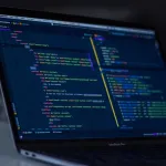 واجهات برمجة التطبيقات الآمنة نوعياً: التحقق في وقت التشغيل باستخدام TypeScript